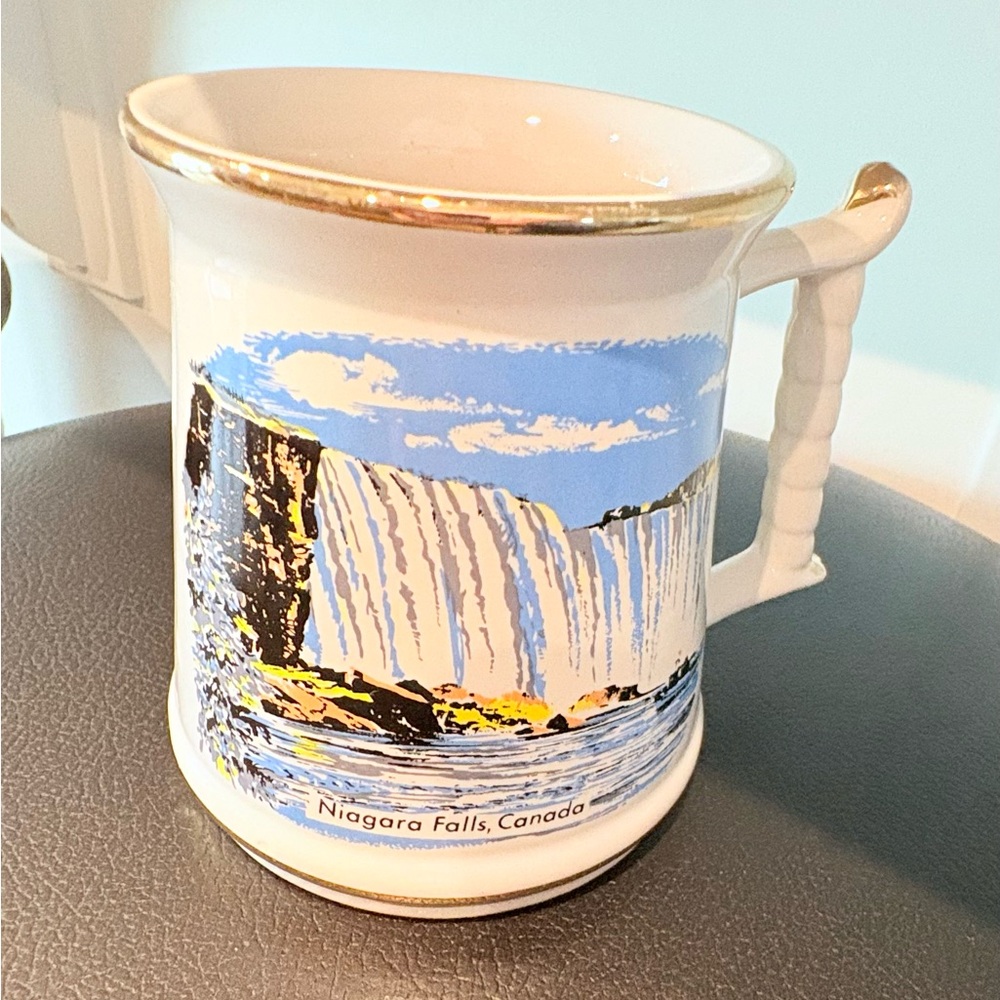 Niagara Falls souvenir Mug Marked: Prince William 22 Carat Gold Made in England
